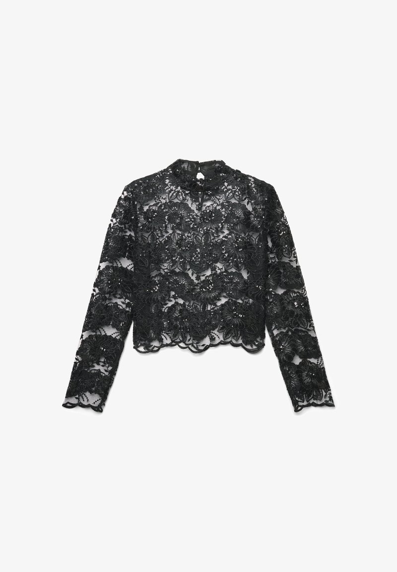 Schwarzes Spitzen-Crop-Top mit langen Ärmeln, das mit floralen Mustern und gewellten Kanten verziert ist. Stehkragen mit einem kleinen Schlüssellochverschluss im Rücken.