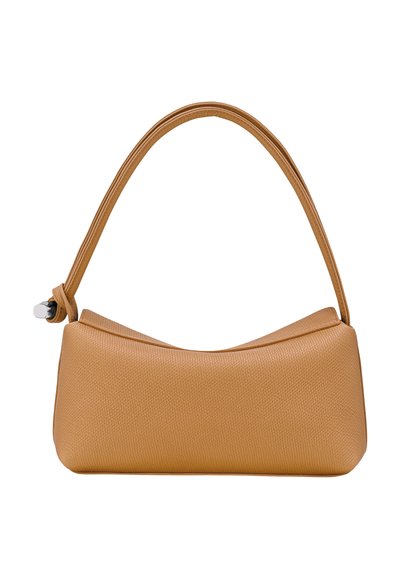 Handtasche aus braunem Leder mit glatter Oberfläche und geschwungener Form. Verfügt über einen einzelnen, runden Griff und eleganten Reißverschluss.