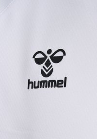 Hvidt stof med et sort logo. Logoet inkluderer et stiliseret bi-design over ordet "hummel" med en tekstureret overflade.