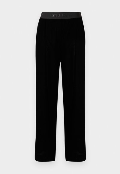 Pantaloni negri din catifea, cu croială largă, având o talie netedă cu presiune cu inscripția "STINI GOYA." Fără buzunare vizibile sau ornamente.