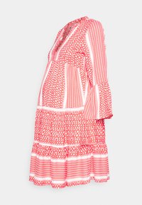 Vestido de maternidade com padr�ão vermelho e mangas largas, apresentando uma saia em camadas e detalhes brancos. Feito de um tecido leve para conforto.