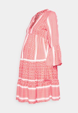 Vestido de maternidade com padrão vermelho e mangas largas, apresentando uma saia em camadas e detalhes brancos. Feito de um tecido leve para conforto.