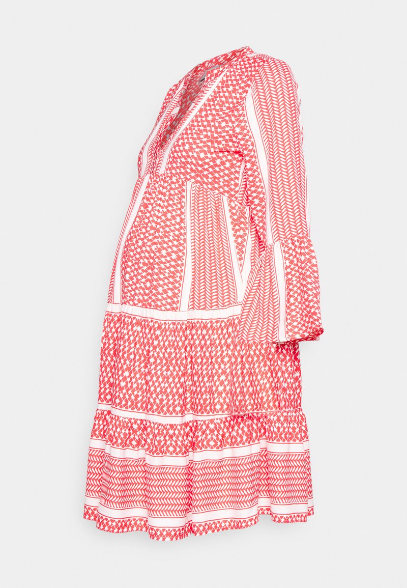 Vestido de maternidade com padrão vermelho e mangas largas, apresentando uma saia em camadas e detalhes brancos. Feito de um tecido leve para conforto.