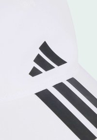 Gorra blanca con diseño de tres franjas negras y logo. Material: tejido suave con un brillo sutil. Visera estructurada para mayor estabilidad.