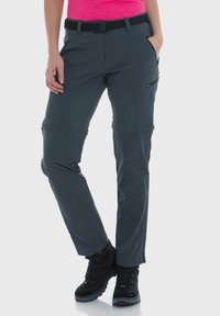 Konwertowalne spodnie outdoorowe w ciemnoszarym kolorze, z paskiem, kieszeniami na zamek oraz wyprofilowanymi kolanami dla zwiększonej swobody ruchów.