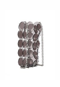 Runde, dunkel getönte Acryl-Linsen, verbunden durch silberne Metallketten, die eine offene zylindrische Struktur bilden. Leicht und transparent im Design.