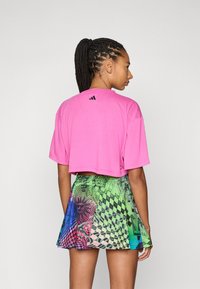 adidas Performance X JEREMY SCOTT PRIDE TRAINING TEE - T-shirt print - lucid fuchsia