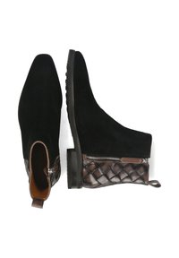 Botines de ante negro con un patrón acolchado de cuero marrón, cremallera lateral y suela de goma resistente con detalles de tracción.