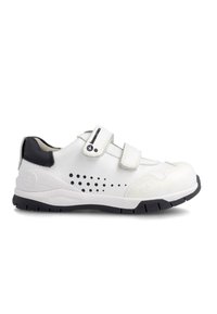 Zapato de cuero blanco con acentos negros, dos correas de Velcro, diseño perforado en el costado, suela de goma con dibujo estampado.