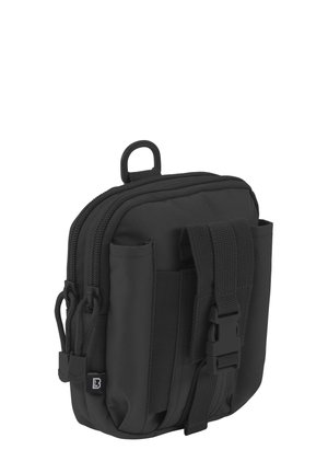 Kompakt svart stoffpose med dobbel glidelås, front klipsespenne, sideløkker og en topp festering.