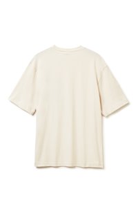 Jednoduché off-white tričko s krátkým rukávem a kulatým výstřihem, zobrazené zezadu na bílém pozadí.