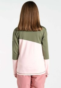 Langarmshirt mit olivgrünen und hellrosa Paneelen, mit glatter Textur und kontrastierenden Nähten entlang dem Saum.