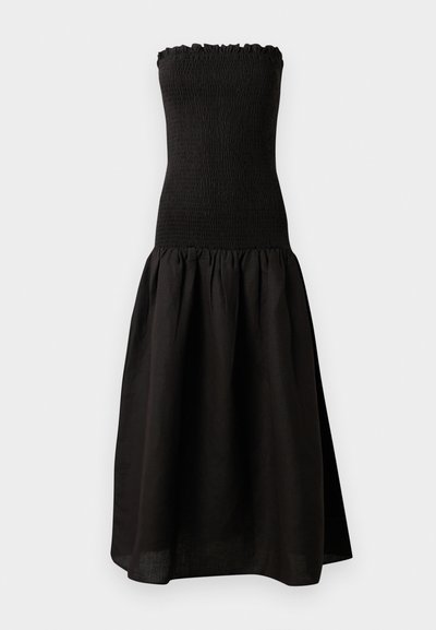 Zwarte strapless jurk met een gesmockte bodice, gerimpelde halslijn en een uitlopende, geplooide rok van lichtgewicht stof.