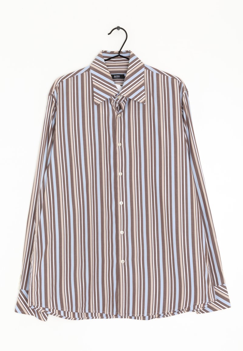 Chemise à manches longues et boutonnée avec des rayures verticales marron, blanches et bleu clair, suspendue sur un cintre noir sur un fond blanc.