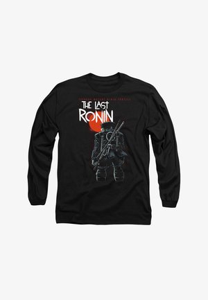 Langärmeliges schwarzes T-Shirt mit einem Grafikdesign eines Ninja-Turtles, der mit Waffen ausgestattet ist, vor einem roten Kreis und weißem Text, der "The Last Ronin" liest.
