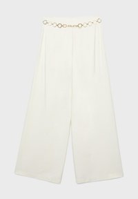 Pantalon blanc à jambes larges et taille haute, orné d'une ceinture décorative en chaîne dorée avec des maillons circulaires.