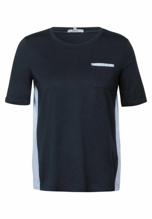 Marineblaue T-Shirt mit kurzen Ärmeln und einer gestreiften Brusttasche; gestreifte Einsätze an den Seiten; aus weichem Baumwollmaterial; lässiges Design.
