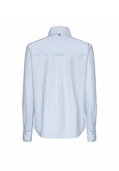 Camicia da uomo a maniche lunghe color azzurro chiaro vista da dietro, con colletto, polsini con bottoni e una piega centrale sulla schiena con un piccolo dettaglio dorato vicino al colletto.
