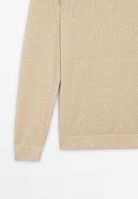 Beige lange mouw trui met geribde manchetten en zoom, plat weergegeven tegen een effen achtergrond.