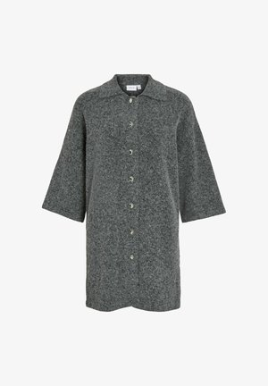 Chemise-chemise grise à boutons fabriquée en tissu texturé. Elle est dotée de manches courtes et d'un col, avec six boutons ronds sur le devant.