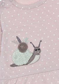 Helle rosa Stoff mit weißen Pünktchen, verziert mit einem gestickten Schneckenmotiv in Grau und Mint, akzentuiert mit Blumen- und Blätterdetails.