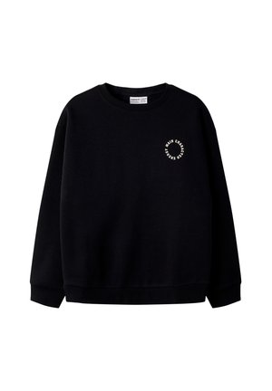 Sweat-shirt noir à manches longues col rond avec un petit texte blanc circulaire sur la poitrine gauche indiquant « "MAIN CHARACTER ENERGY." »