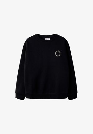 Sweat-shirt noir à manches longues col rond avec un petit texte blanc circulaire sur la poitrine gauche indiquant « "MAIN CHARACTER ENERGY." »