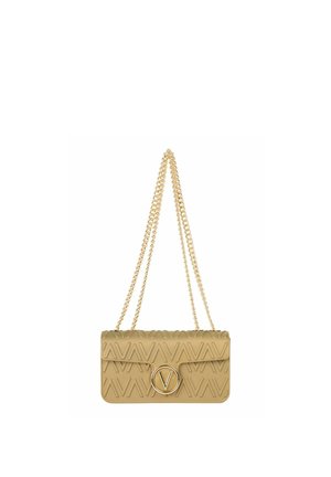 Bolso de hombro beige acolchado con cadena de tono dorado y cierre circular con el logotipo "V", decorado con formas "V" en relieve.