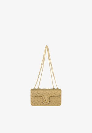 Borsa a tracolla trapuntata beige con tracolla a catena dorata e chiusura circolare con logo "V", decorata con motivi in rilievo a forma di "V".