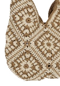 Gehaakte handtas met een beige en bruin kleurenschema, met een gestructureerd ontwerp van granny squares en een ronde vorm.