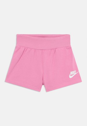 Rozā sporta šorti, izgatavoti no mīksta kokvilnas maisījuma, ar ribotu jostu un baltu Nike logo kreisajā apakšējā stūrī.