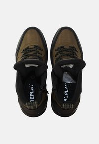 Zapatillas altas marrones con un acabado texturizado, cordones negros, cuello acolchado y suela de goma. Presenta un logo cerca del talón.