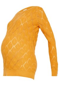 Orange stickad tröja med diamantskjutande mönster och knappdetaljer på ärmsluten, visad på en vit bakgrund.