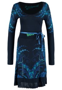 Robe à manches longues bleu marine avec des motifs paisley floraux bleus, une taille cintrée avec une ceinture ruban bleue, et un décolleté en rond.