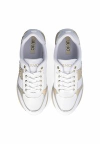 Sneaker bianche con dettagli dorati, caratterizzate da una tomaia in pelle liscia e mesh, punta arrotondata, chiusura con lacci e logo stampato sulla linguetta.