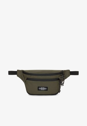 Olijf groene heuptas gemaakt van duurzaam materiaal, voorzien van een hoofdritscompartiment, een voorkantzak en zwarte accenten met een logopatch.