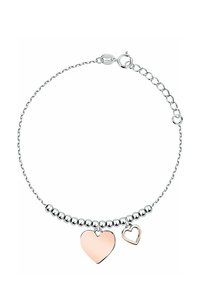 Bracciale in argento con catena, caratterizzato da due ciondoli a forma di cuore, uno piatto in oro rosa e uno con design aperto, con accenti sferici lungo la catena.