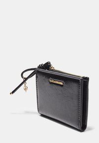 Czarny portfel z eko skóry ze złotym wykończeniem, wyposażony w zamknięcie na zamek oraz dołączony dekoracyjny zawieszkę. Teksturowana powierzchnia o gładkim wykończeniu.