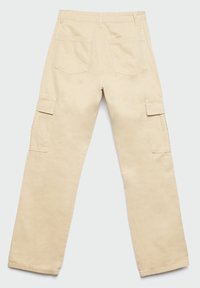 Pantalones cargo beige de pierna recta, con dos bolsillos laterales y dos bolsillos traseros, fabricados con tela de algodón resistente y textura suave.
