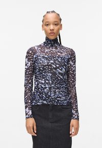Langermet gjennomsiktig turtleneck topp i svart med blå og hvite sprutmønstre. Har en tettsittende passform og logodetalj på brystet.