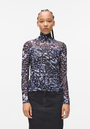 Langermet gjennomsiktig turtleneck topp i svart med blå og hvite sprutmønstre. Har en tettsittende passform og logodetalj på brystet.