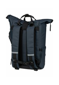Rucksack mit Rolltop-Design, grauem Stoff, schwarzen Riemen, reflektierenden Akzenten und mehreren Taschen zur Aufbewahrung und Organisation.
