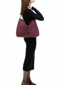 Bordeaux læder hobo taske med en glat tekstur, buet form og en enkelt skulderrem. Har mærkets logo præget foran.