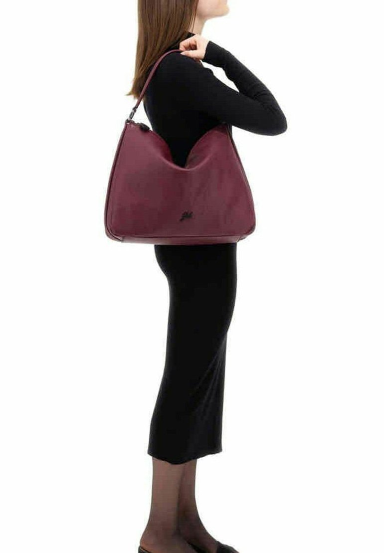 Bordeaux læder hobo taske med en glat tekstur, buet form og en enkelt skulderrem. Har mærkets logo præget foran.