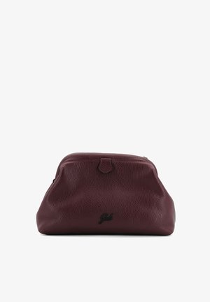Borsa in pelle bordeaux con superficie testurizzata, forma arrotondata, chiusura superiore con cerniera e piccolo dettaglio logo sul davanti.