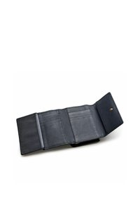 Cartera de cuero negra con un acabado texturizado, que cuenta con múltiples ranuras para tarjetas y un cierre a presión. Compacta, con un forro interior suave.