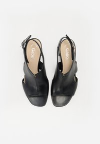 Chaussures à talons en cuir noir avec bout ouvert, design découpé, bride de cheville ajustable et semelle intérieure beige avec la marque "Gabor".