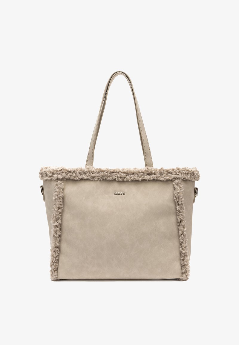 Bež torba za nošenje s mekanim, pahuljastim obrubom, s dvostrukim ručkama i glatkom teksturom. Logotip marke vidljiv je na prednjoj strani.