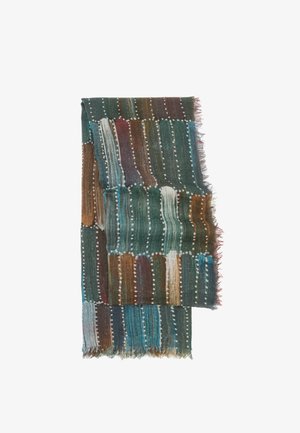 Złożony prostokątny szal z pionowymi blokami kolorów w zielonym, brązowym, niebieskim i białym, z białymi przerywanymi liniami i postrzępionymi krawędziami.