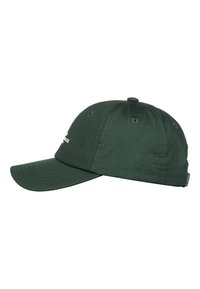 Mørkegrøn baseballhætte lavet af stof, med en buet skygge, ventilationsøjer og syningsdetaljer. Brandlogoet er broderet på forsiden.